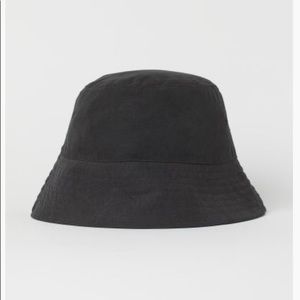 BLACK BUCKET HAT